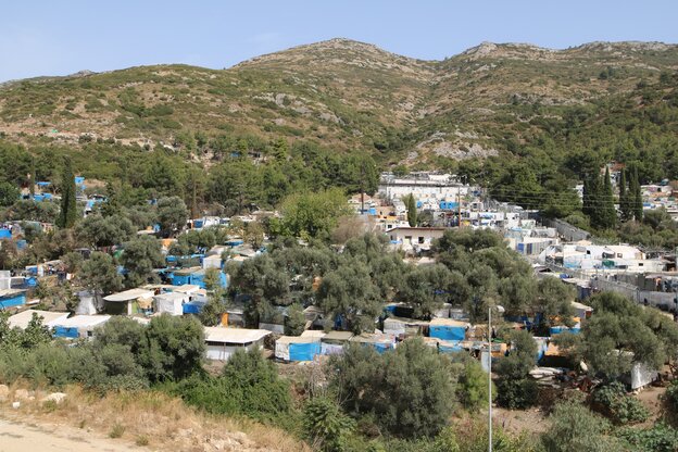Blick auf Flüchtlings-Barracken auf einem Bergrücken auf der Insel Samos Blick auf Flüchtlings-Barracken auf einem Bergrücken auf der Insel Samos