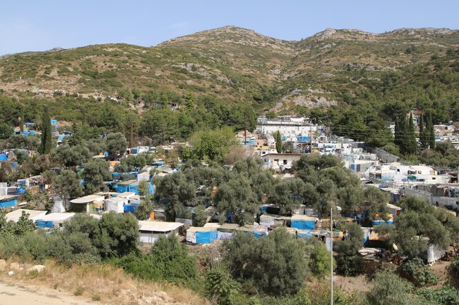 Blick auf Flüchtlings-Barracken auf einem Bergrücken auf der Insel Samos