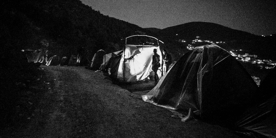 Zelte von Flüchtlingen auf Samos in der Dunkelheit