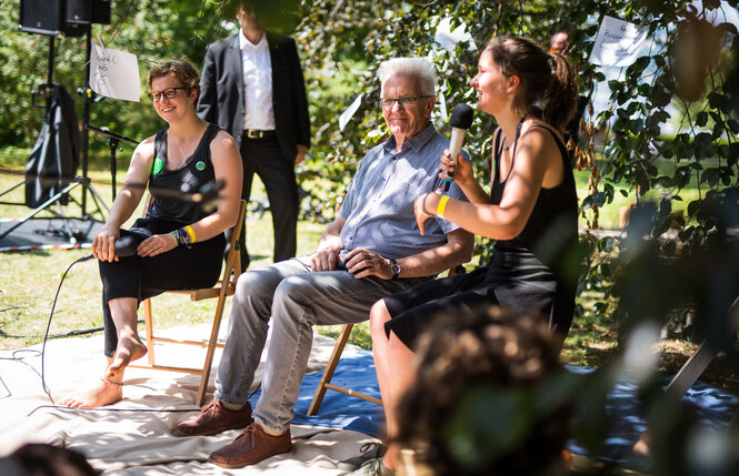 Winfried Kretschmann bei einem treffen mit Klimaaktivisten