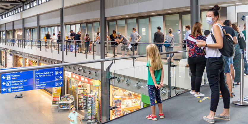 Reiserückkehrer stehen im Flughafen Halle-Leipzig für einen Corona-Test an.