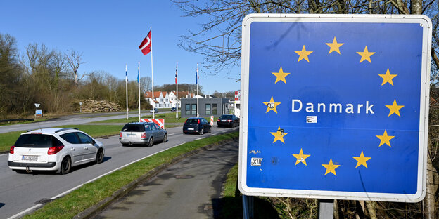 Ein Grenzschild Dänemarks mit den Europa-Sternen neben einer Autobahn