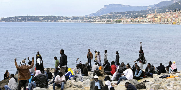 Flüchtlinge sitzen an der französisch-italienischen Grenze