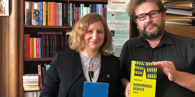 Kristine Listau und Jörg Sundermeier halten je ein Buch in den Händen