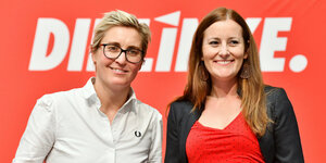 usanne Hennig-Wellsow (l), Landesvorsitzende von Die Linke Thüringen, und Janine Wissler, stellvertretende Parteivorsitzende der Linken auf Bundesebene, stehen auf dem Landesparteitag der Linken Thüringen im September nebeneinander.