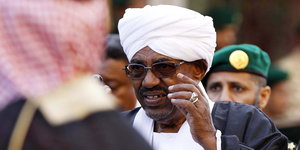 Sudans Präsident al-Baschir mit Sonnenbrille und Kopfbedeckung in Riad.