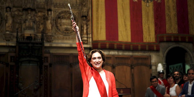 Ada Colau bei ihrer Vereidigung als Bürgermeisterin Barecolans.