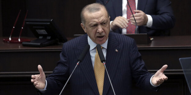 Recep Erdogan spricht mit zorniger Mimik und ausgebreiteten Armen im Parlament in Ankara