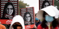 Aktivistinnen in Kostümen von "The Handmaid´s Tail2 mit Protestplakaten gegen Amy Coney Barrett