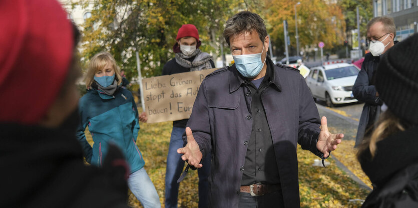 Robert Habeck steht vor der herbstlichen Grünenzentrale