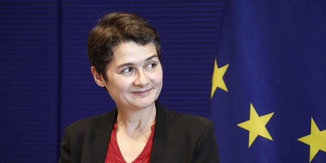 Portrait von Daniela Kolbe vor EU-Fahne