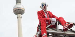 Ein protestierender Clown in Berlin