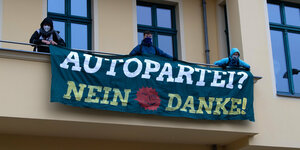 Demonstranten stehen auf einem Balkon der Bundesgeschäftsstelle von Bündnis 90/Die Grünen