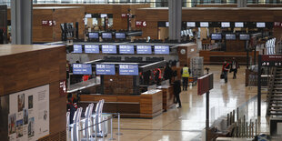 Blick in die Schalterhalle: der neue Terminal 1 am BER wenige Tage vor der Eröffnung