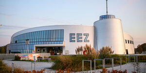Die moderne Fassade des großen Bildungszentrums EEZ in Aurich.