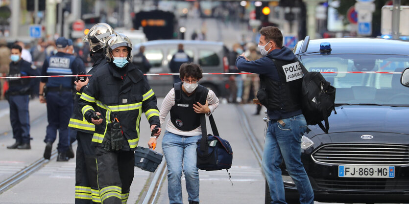 Französische Gerichtsmediziner treffen am Ort eines Messerangriffs in Nizza ein