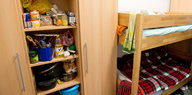 Zimmer mit Schrank und Hochbett in Asylbewerberunterkunft