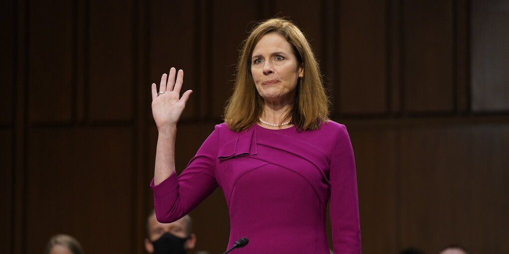 Amy Coney Barrett bei ihrer Vereidigung, sie hebt die Hand zum Schwur