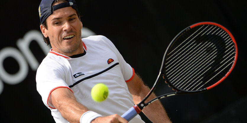 Tennisspieler Tommy Haas schlägt den Ball und verzieht das Gesicht