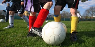 Kinder beim Fußballtraining auf einem Kunstrasenplatz in Berlin