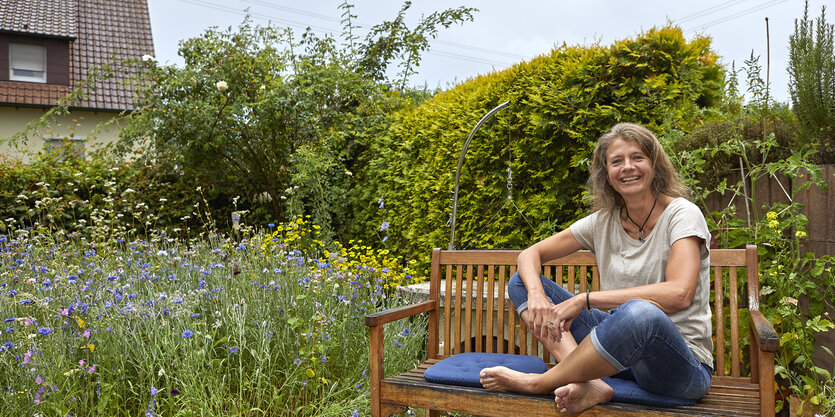 Portrait von Angelika Derst in ihrem Garten