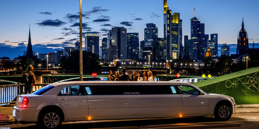 Eine Stretch-Limo vor der Frankfurter Skyline