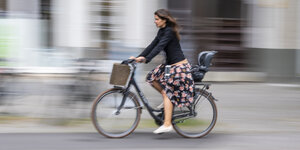 Frau auf Fahrrad