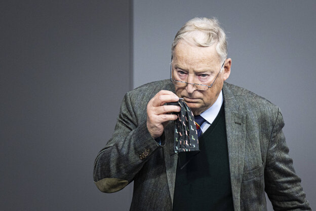 Alexander Gauland hält eine Maske in der Nähe von seinem Mund, aber nicht so, dass sie irgendwas bedeckt Alexander Gauland hält eine Maske in der Nähe von seinem Mund, aber nicht so, dass sie irgendwas bedeckt