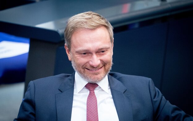 Christian Linder lacht und ist lässig zurückgelehnt Christian Linder lacht und ist lässig zurückgelehnt