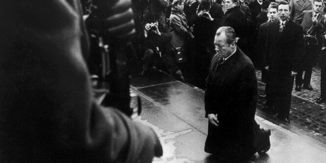 Willy Brandt kniet in Warschau