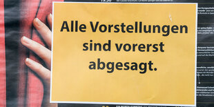 Ein Schild, auf dem steht: Alle Vorstellungen sind vorerst abgesagt