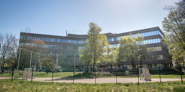 Ein großes Büro-Gebäude mit Waschbeton-Fassade, umgeben von dürftigem Grün - das ist die Bremer Außenstelle des Bundesamts für Migration und Flüchtlinge (BAMF)