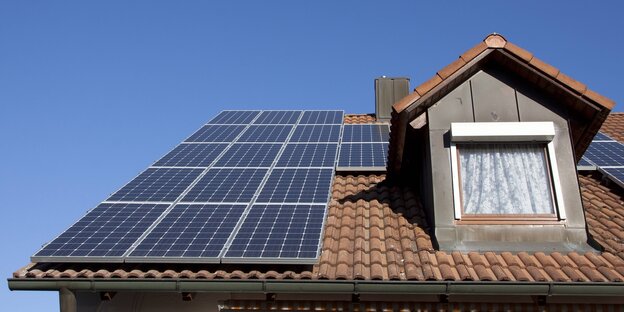Eine Photovoltaikanlageauf dem Dach eines Hauses