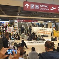 Protestierende sitzten in einem flughafen auf dem Boden