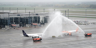 Flugzeuge stehen auf dem Flughafen BER