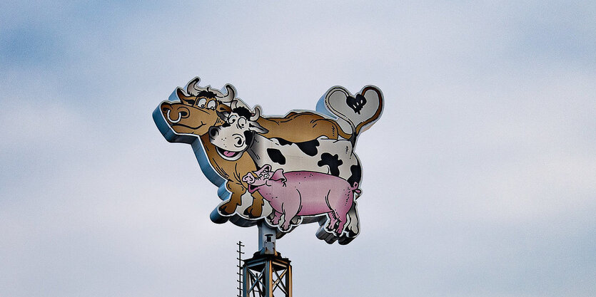 SChweinchen-Logo auf dem dach der Tönnies-Werkshalle in Rheda-Wiedenbrück