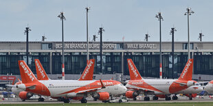 Flugzeuge der Linie Easyjet strehen vor dem Flughafengebäude