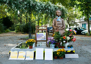 Statue der "Trostfrau" mit Blumen und Solidaritätsbekundungen Statue der "Trostfrau" mit Blumen und Solidaritätsbekundungen