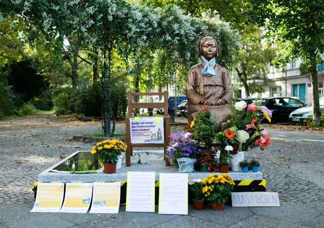 Statue der "Trostfrau" mit Blumen und Solidaritätsbekundungen