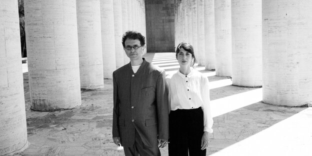 Eine schwarz-weiß Aufnahme des Duos Il Quadro di Troisi auf zwei Sesseln