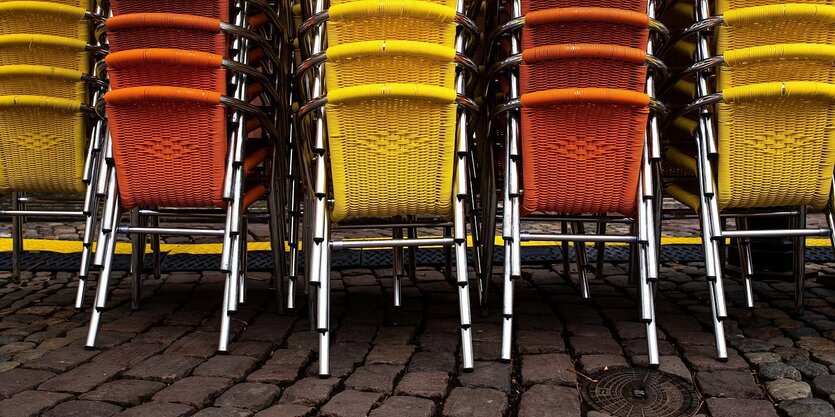 Ein Stapel mit bunten Stühlen