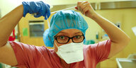 Gesicht einer Krankenschwester mit Schutzmaske und Brille