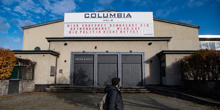 Auf dem Eingangsschild der Berliner Columbia-Halle steht: "Hier eröffnet demnächst ein Getränkemarkt - wenn uns die Politik nicht rettet!"