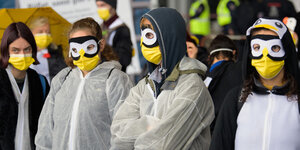 Mehrere als Pinguie verkleidete Demonstranteninnen