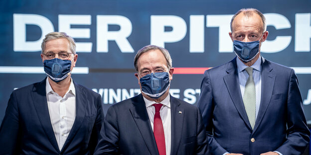 Die drei Kandidaten für den Bundesvorsitz der CDU, Armin Laschet (M), Friedrich Merz (r) und Norbert Röttgen (l) stehen nach einem Mitglieder-Talk der Jungen Union nebeneinander.
