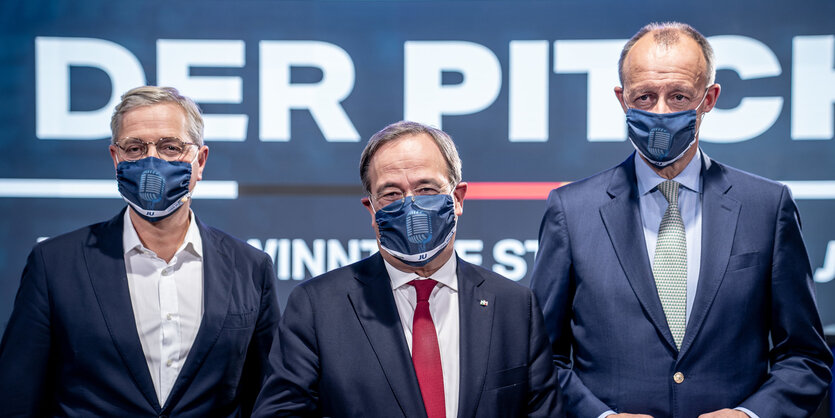 Die drei Kandidaten für den Bundesvorsitz der CDU, Armin Laschet (M), Friedrich Merz (r) und Norbert Röttgen (l) stehen nach einem Mitglieder-Talk der Jungen Union nebeneinander.