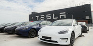 China, Shanghai: Fahrzeuge des Models 3 stehen vor der Tesla Gigafactory.