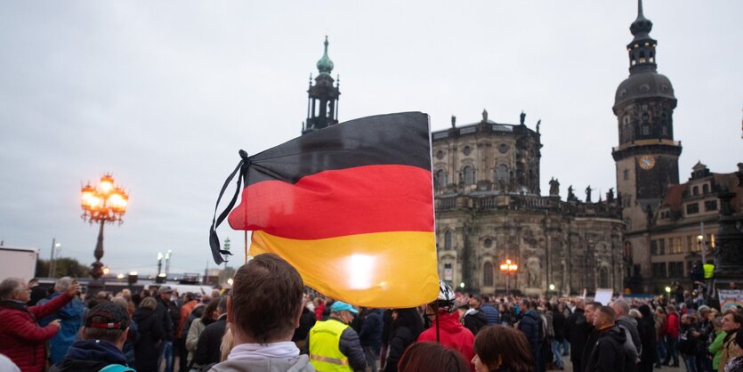 Teilnehmer*innen einer Demonstration der Bewegung "Querdenken 351" versammeln sich auf dem Theaterplatz.