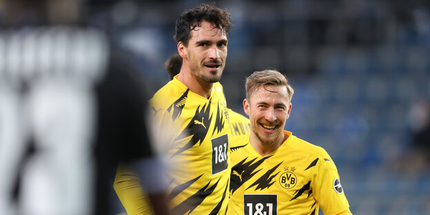 Torschütze Mats Hummels (l) aus Dortmund feiert seinen Treffer zum 0:2 mit Felix Passlack (r)