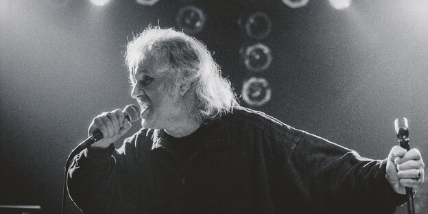 Kevin Coyne bei einem Konzert 1999